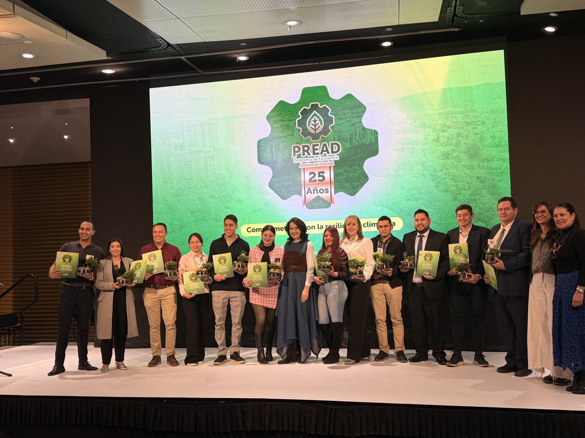 AloSurSAS's tweet photo. ¡Somos #ALOSUR sostenible categoría élite 💪♻️!
En la ceremonia #PREAD, realizada en la @camaracomerbog con el acompañamiento de @Ambientebogota, recibimos la distinción del Programa de Excelencia Ambiental Distrital, por nuestras buenas prácticas ambientales. https://t.co/RdrJnAkAD6
