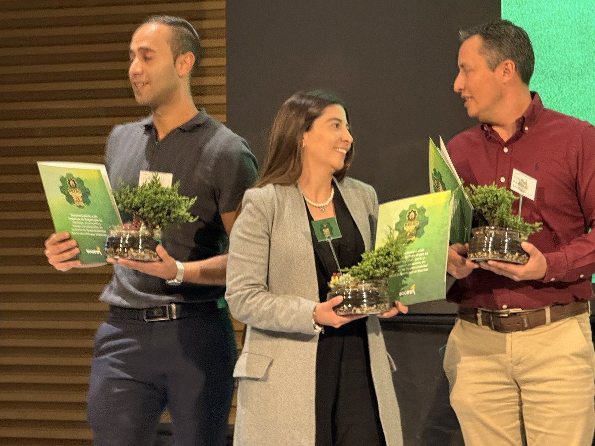 AloSurSAS's tweet photo. ¡Somos #ALOSUR sostenible categoría élite 💪♻️!
En la ceremonia #PREAD, realizada en la @camaracomerbog con el acompañamiento de @Ambientebogota, recibimos la distinción del Programa de Excelencia Ambiental Distrital, por nuestras buenas prácticas ambientales. https://t.co/RdrJnAkAD6