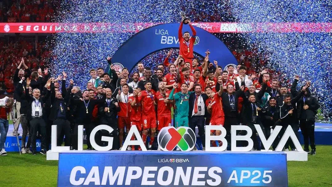AngelNarvaezMX's tweet photo. ¡Felicidades! al Toluca y a su afición, por coronarse bicampeón del fútbol mexicano, al derrotar en la final, en tanda de penales, a Los Tigres de la UANL, por marcador de 9-8. #TorneoApertura2025 de la Liga MX. Encuentro celebrado este 14 de diciembre en el estadio Nemesio Diez. https://t.co/Oqu9jK9NDB