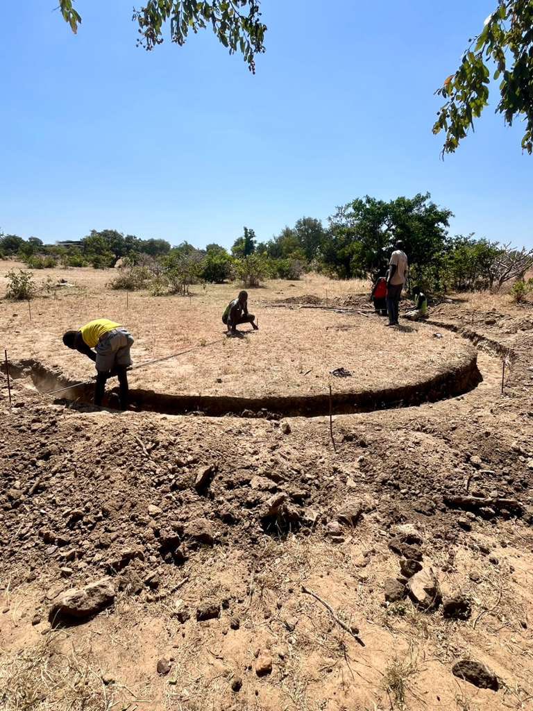 ToMoveMTNS's tweet image. A BIG campus needs a BIG water reservoir Check out this circular foundation going in for a 40,000 gallon water tank that will support our campus in the Nuba Mountains!

Keep up with our progress by signing up for our NEWSLETTER 📩  Find it at tomovemountains.org/contact/