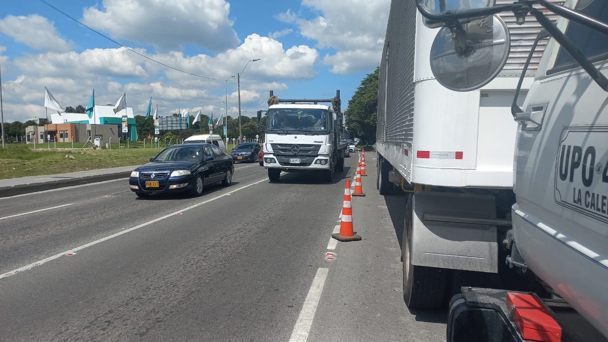 #Atención | 12:38 p.m. 🚗🛠️ Se presentó un incidente vial a la altura de la calle 201 sobre #AutopistaNorte en sentido Chía→Bogotá. Estamos trabajando para resolverlo. El tráfico puede verse afectado temporalmente.