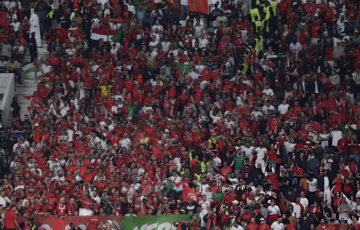 🔵 مدرج اسود الأطلس 🇲🇦 رفعت فيه اعلام:
السودان  🇸🇩 
تونس 🇹🇳 
الجزائر 🇩🇿 
فلسطين 🇵🇸