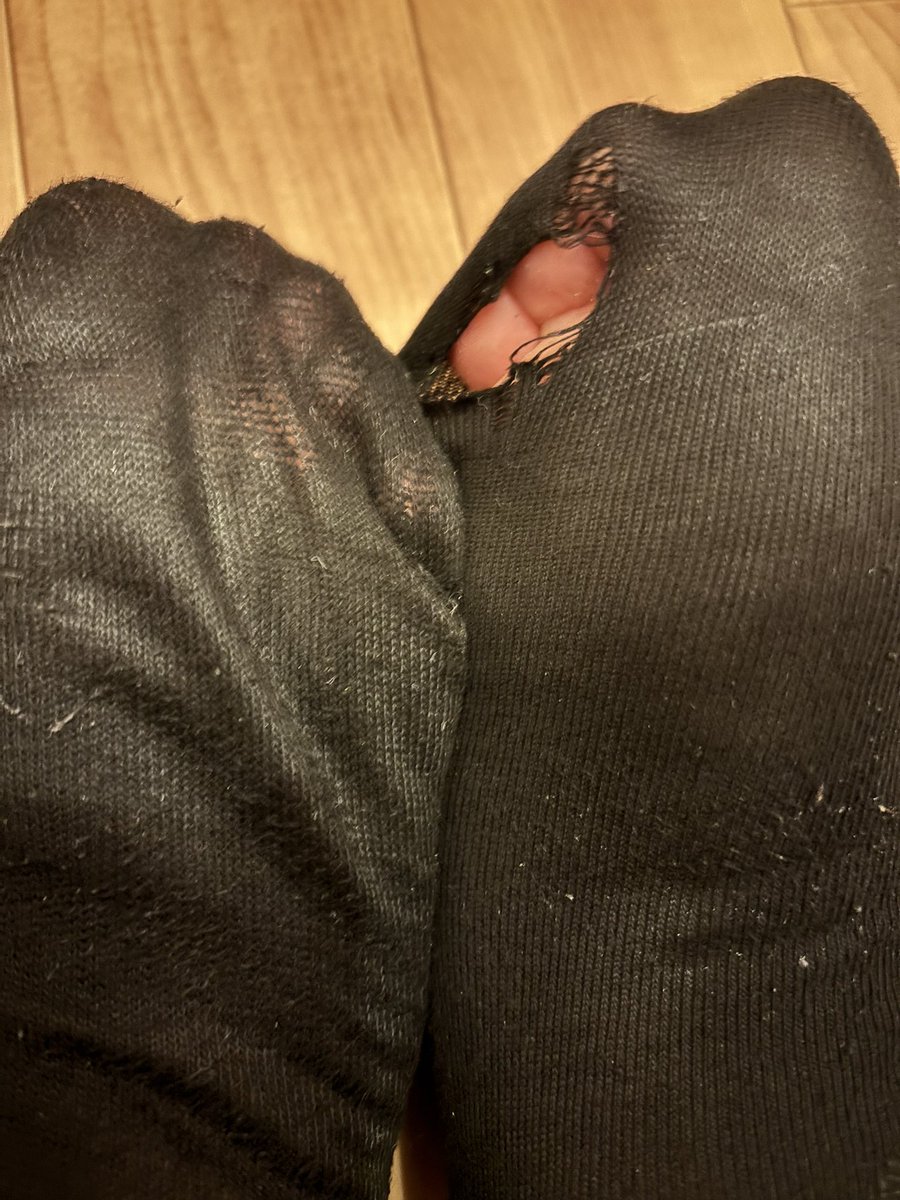 cmgsn_'s tweet photo. 最近履いた靴下全部こうなる😭しかも買ったばっかりの靴の底もうすり減ってなんか抉れてる😭足圧強すぎるのかも😭
#使用済み靴下売ります #靴下買います https://t.co/QZkBJN8A25