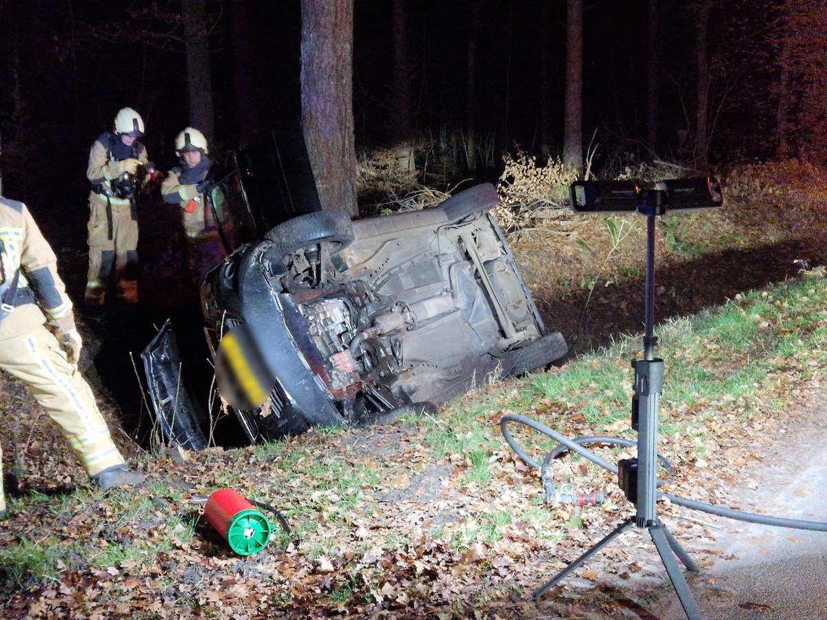 Auto mist bocht op Oostereind