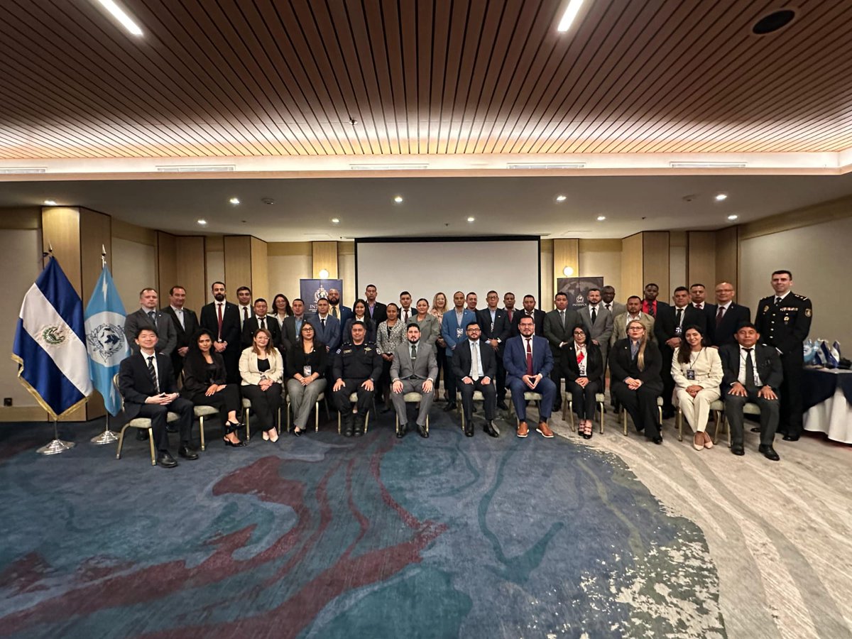 policia's tweet image. Agentes de la UDEV Central de la @policia colaboran en el #Salvador con @INTERPOL_HQ  en la formación a diferentes cuerpos policiales de América del Sur y Central

#Formación sobre Crimen Organizado, Protección de la Propiedad Intelectual y la Salud Global

@INTERPOL_TIGC