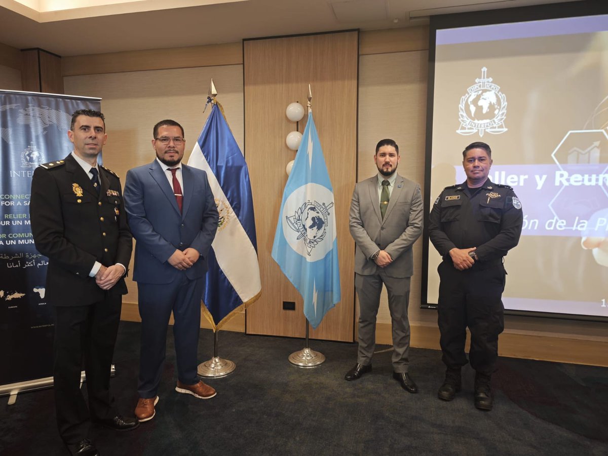 policia's tweet image. Agentes de la UDEV Central de la @policia colaboran en el #Salvador con @INTERPOL_HQ  en la formación a diferentes cuerpos policiales de América del Sur y Central

#Formación sobre Crimen Organizado, Protección de la Propiedad Intelectual y la Salud Global

@INTERPOL_TIGC