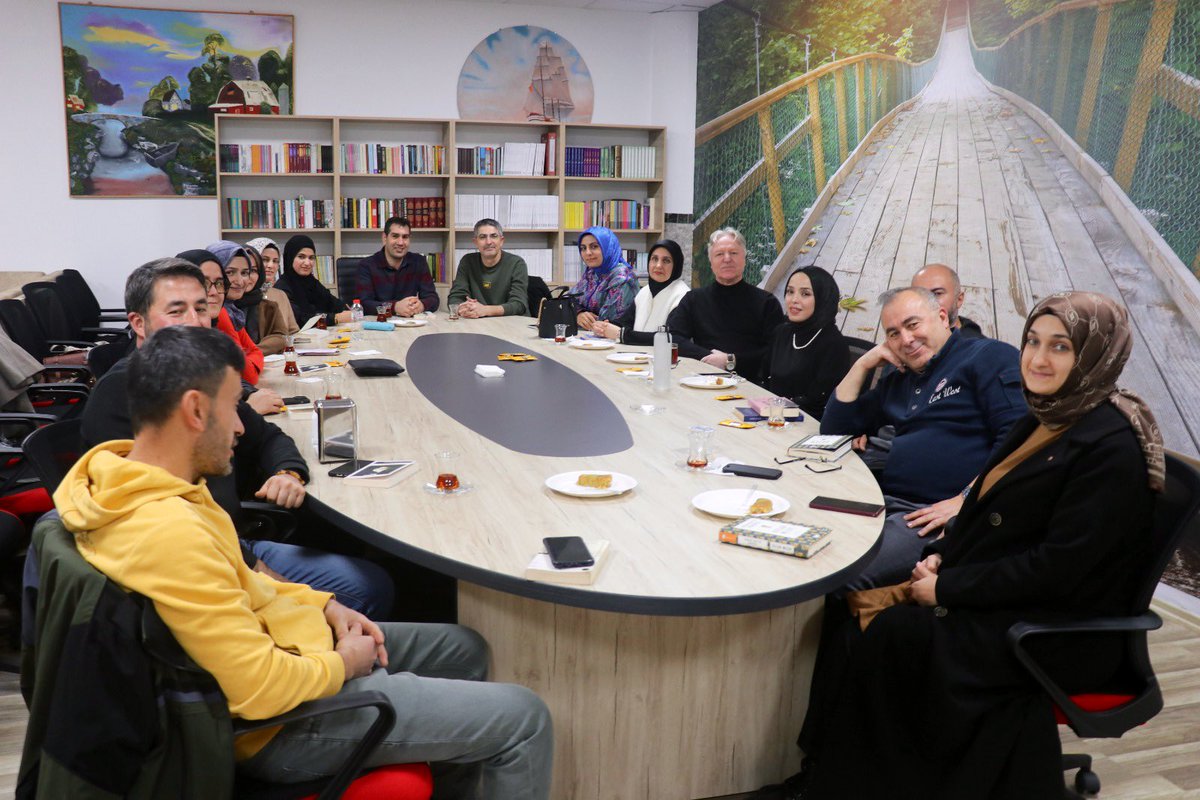 📚Okuyan Muallimler

İl Milli Eğitim Müdürümüz Mustafa Özel çeşitli okullardan öğretmenlerimizle kitap mütalaasında buluştu.🎓✨

Eser   📖 Dorian Gray’in Portresi
Yazar ✍️ Oscar Wilde

Kitaptan 💬
“Günümüz insanları her şeyin fiyatını biliyorlarsa da hiç bir şeyin değerini