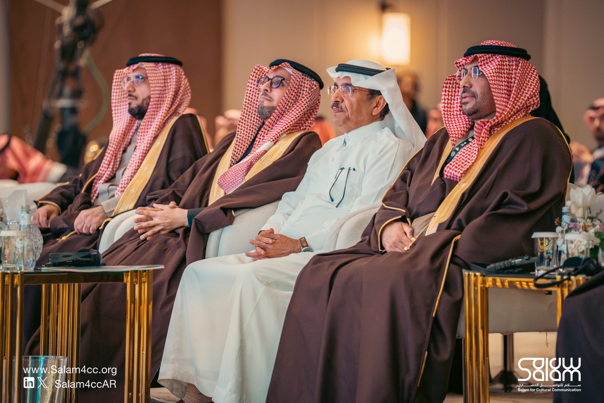 Salam4ccAR's tweet image. هذا المساء، انطلقت أعمال حفل تخرّج الدفعة الثامنة من برنامج تأهيل القيادات الشابة للتواصل العالمي، برعاية سمو وزير الخارجية، وبحضور معالي نائب وزير الخارجية وعددٍ من أصحاب السمو والمعالي والسعادة.

#سلام_للتواصل_الحضاري