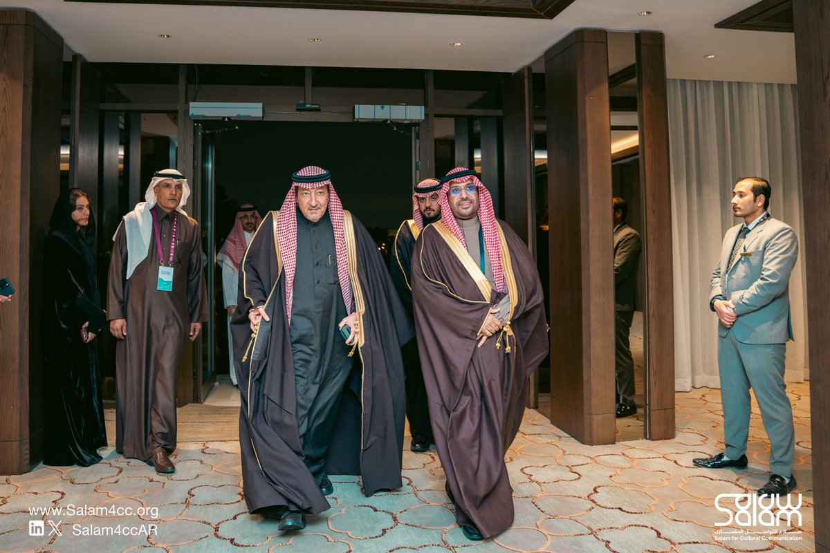 Salam4ccAR's tweet image. هذا المساء، انطلقت أعمال حفل تخرّج الدفعة الثامنة من برنامج تأهيل القيادات الشابة للتواصل العالمي، برعاية سمو وزير الخارجية، وبحضور معالي نائب وزير الخارجية وعددٍ من أصحاب السمو والمعالي والسعادة.

#سلام_للتواصل_الحضاري