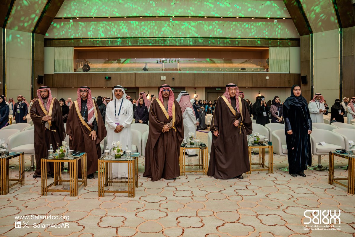 Salam4ccAR's tweet image. هذا المساء، انطلقت أعمال حفل تخرّج الدفعة الثامنة من برنامج تأهيل القيادات الشابة للتواصل العالمي، برعاية سمو وزير الخارجية، وبحضور معالي نائب وزير الخارجية وعددٍ من أصحاب السمو والمعالي والسعادة.

#سلام_للتواصل_الحضاري