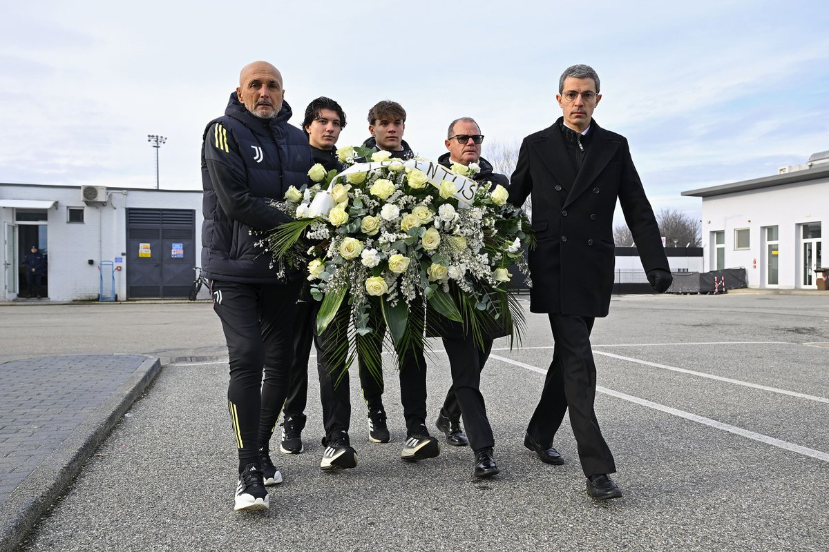 juventusfc's tweet photo. 🤍🖤 https://t.co/Q0QLrKsKv8