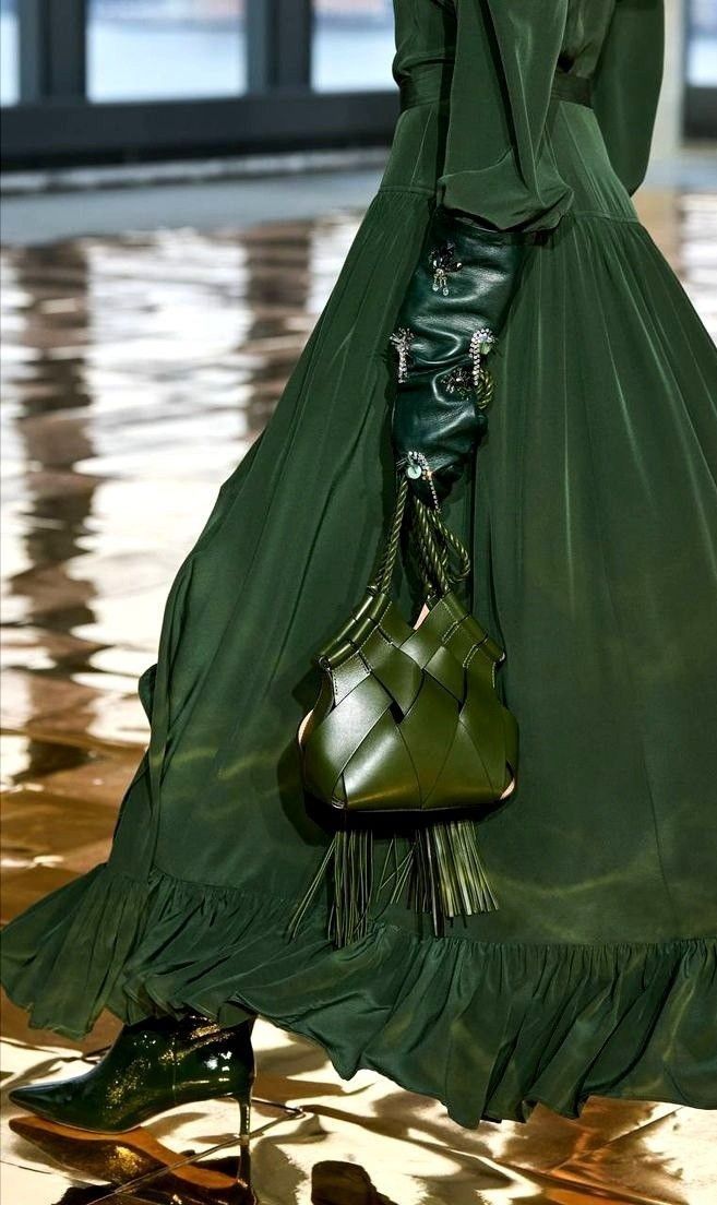 IShlyonskaya's tweet image. Green is the color of nature, life, harmony, and renewal, created by mixing blue and yellow and is the primary color in the RGB color system. It is calming, relieves stress, and symbolizes hope and growth.
#green #coloroflife #color2026 #coloristics #colorcombinations…