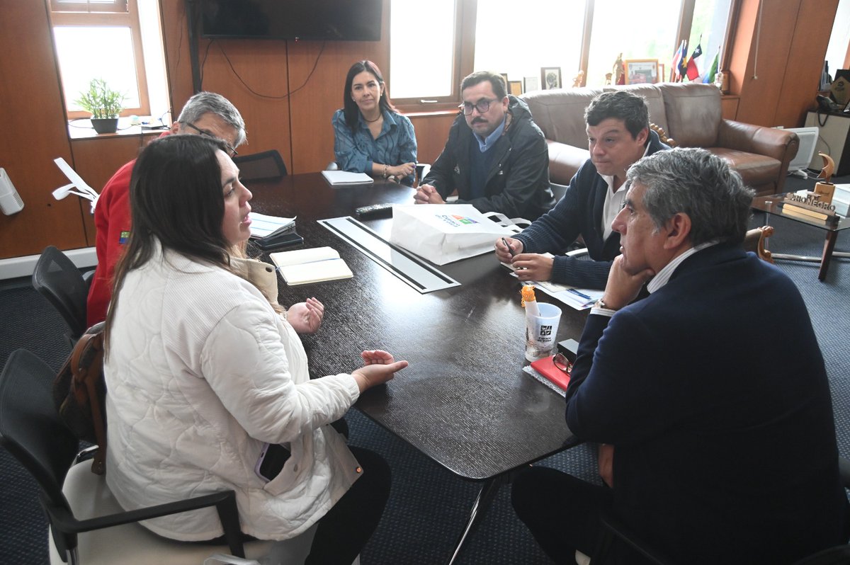 El gobernador regional Alejandro Santana se reunió con la alcaldesa de Curaco de Vélez, Javiera Yáñez, reafirmando el compromiso del Gobierno Regional con las 30 comunas. Se destacó la gestión eficiente de la comuna y el trabajo conjunto que ha permitido impulsar proyectos.