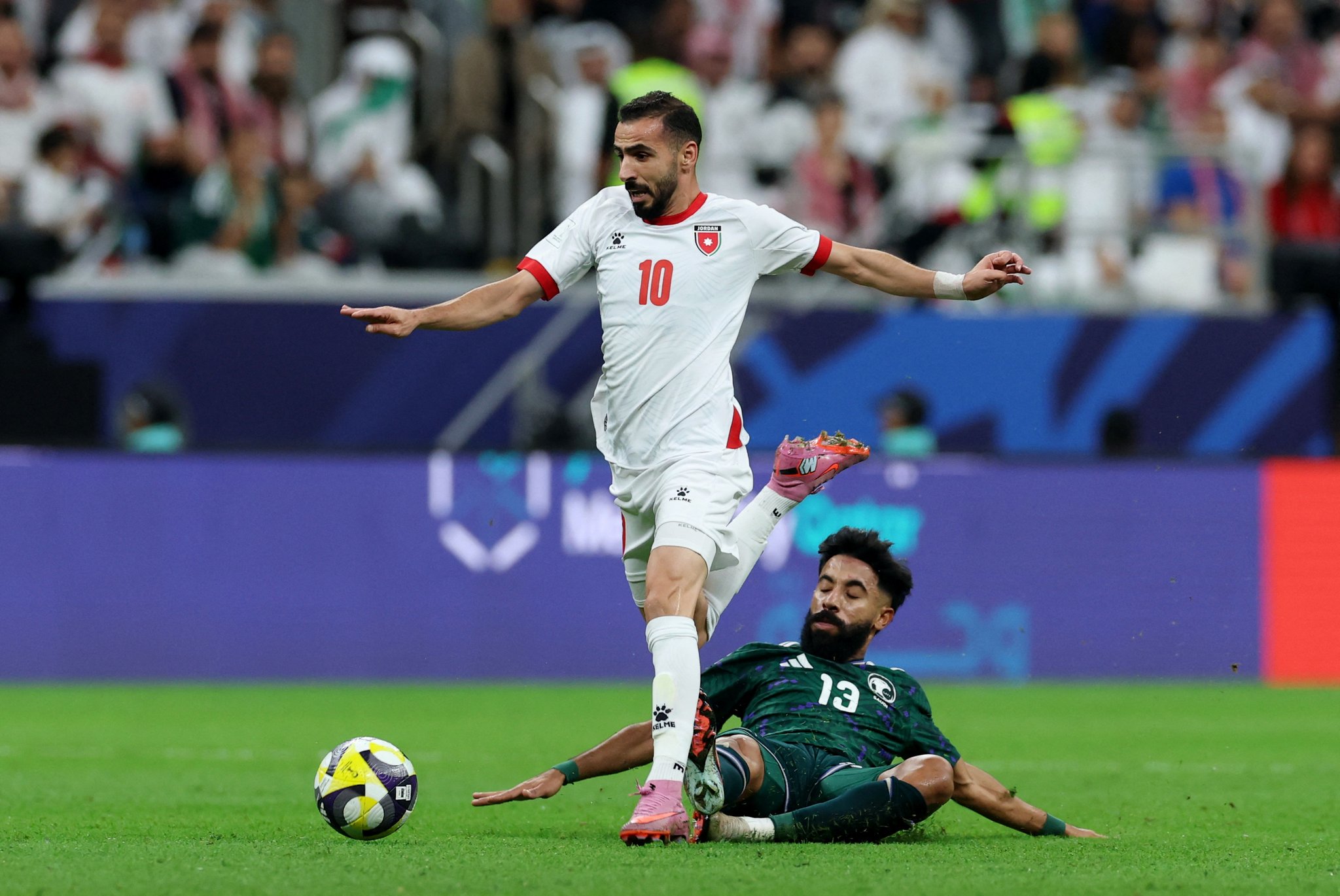 الدقيقة 15... مازال التعادل السلبي يسيطر على لقاء السعودية الأردن في نصف نهائي يسوده الحذر من جانب المنتخبين #كأس_العرب 