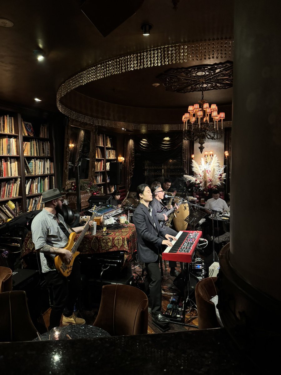 和朋友们在Tableaux lounge听着stay with me玩着成语接龙笑到肚子疼的一天