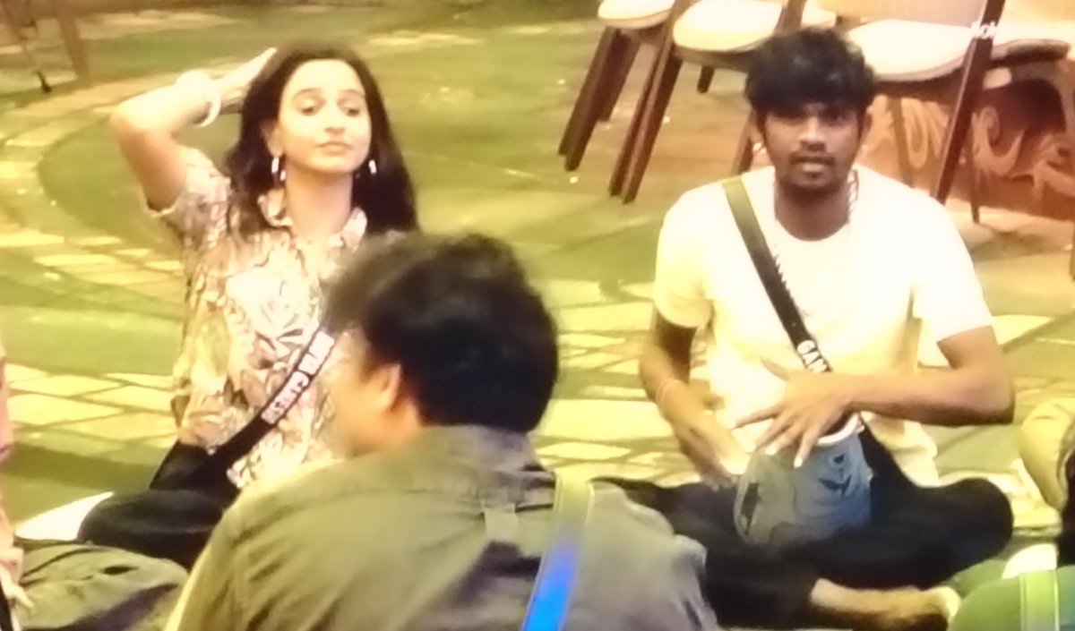 CIDshankar007's tweet photo. Epidra ivala pada solli vera kekureenga 🤢🤮
Spoiled a good song🤦‍♂️
#BiggBossTamil 
#BiggBossTamil9 https://t.co/Vm4G3Jmrwb