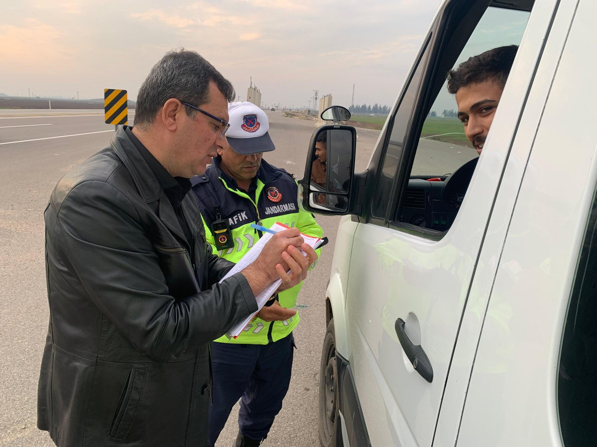 MemReyhanli's tweet photo. Müdürlüğümüz yetkilileri, Reyhanlı Belediyesi, ilçe Emniyet Müdürlüğü ve İlçe Jandarma Komutanlığı ekiplerinden oluşan İlçe denetleme komisyonu, ilçemizde taşımacılık yapan okul servislerine yönelik denetim yaptı. @hataymem @TuysuzHarun https://t.co/CwCnwIpYJn