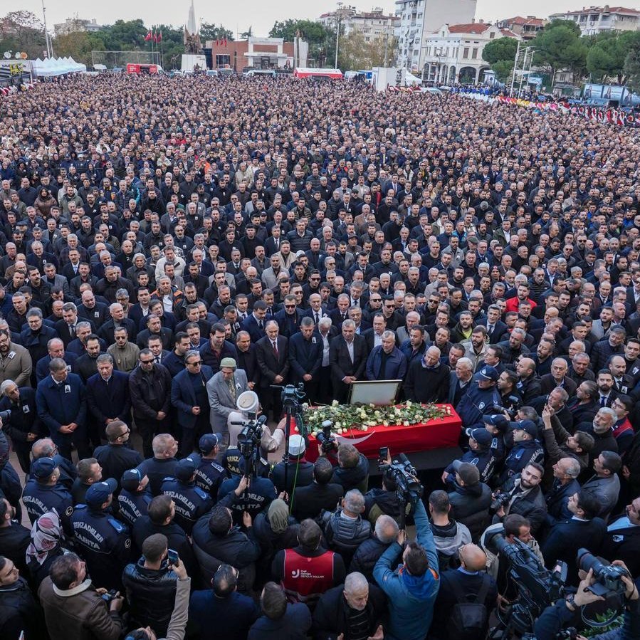 Hiç tanımadığım bir kadına kendi kız kardeşimi kaybetmiş kadar üzülmek.

Devrin daim olsun kardeşim 🤍