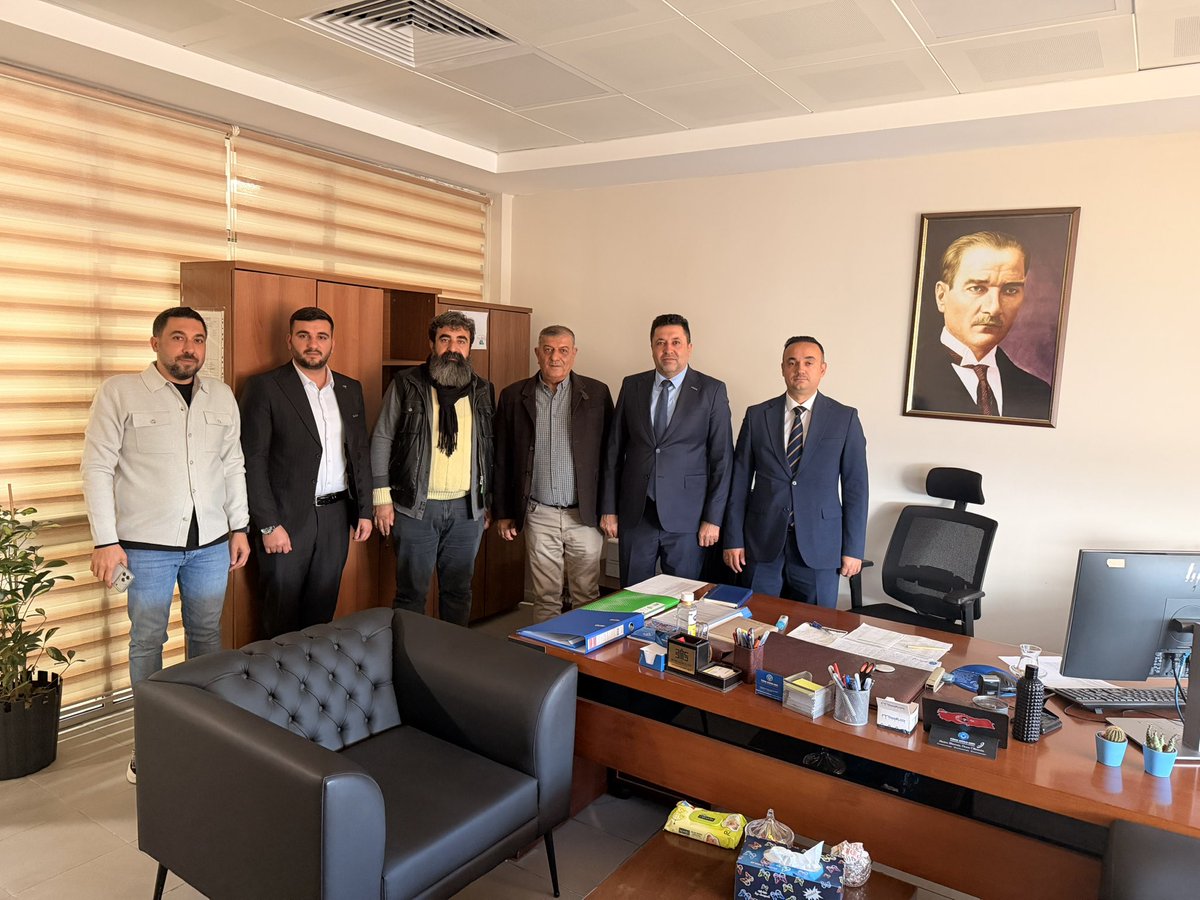 “Bugün Başkanımız Mehmet Kesik ve yönetim kurulu üyelerimiz ile birlikte, Habur Gümrüğü Bölge Müdürümüz Sayın Hüseyin Şanverdi’yi ve Habur’daki kurum müdürlerimizi ziyaret ederek, gümrük ve ticari ilişkiler üzerine verimli bir istişare toplantısı gerçekleştirdiler.