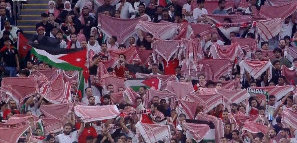 جماهير الأردن تدعم منتخب بلادها في مباراة نصف نهائي كأس العرب ضد السعودية 