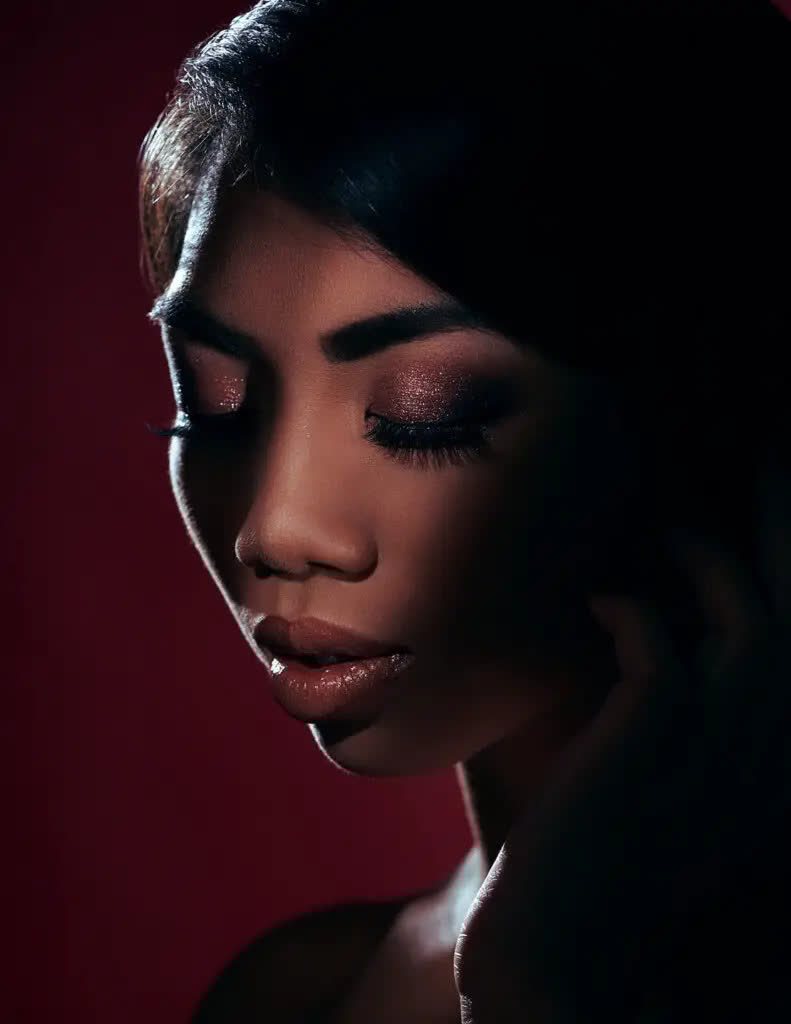 Holiday Glam That Lasts Longer Than the Party! by 
Holiday glam should outlast the party. 
Read here: thecurvyfashionista.com/holiday-glam-t…