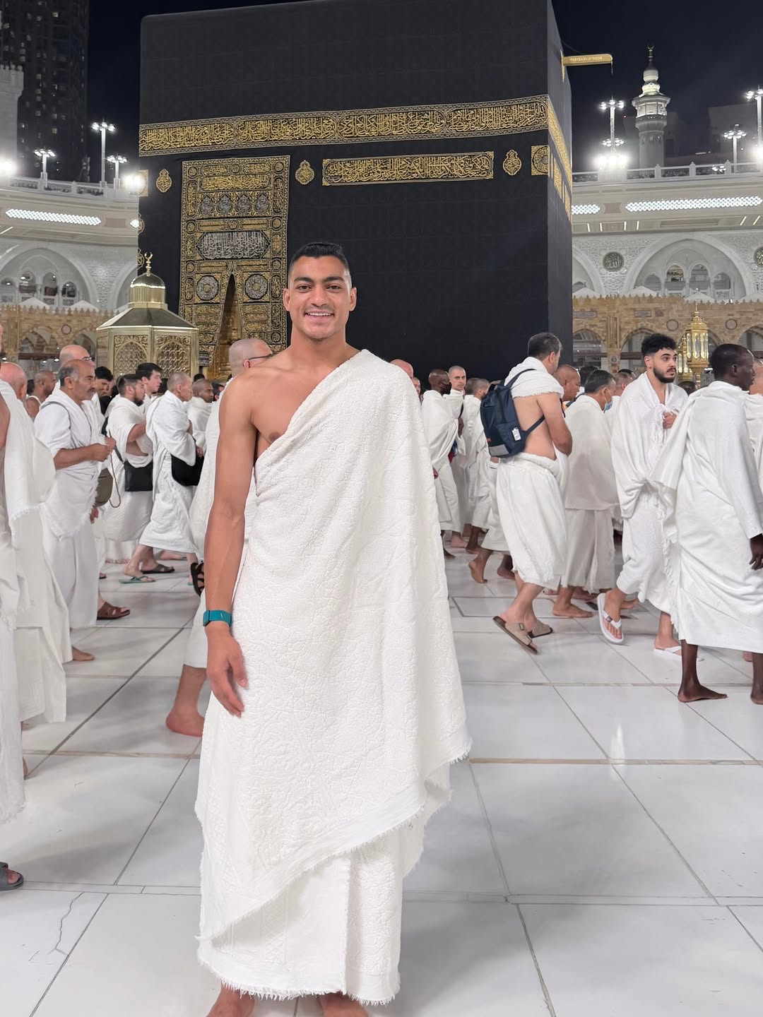 مصطفى محمد يؤدي مناسك العمرة قبل الانضمام لصفوف منتخب مصر 