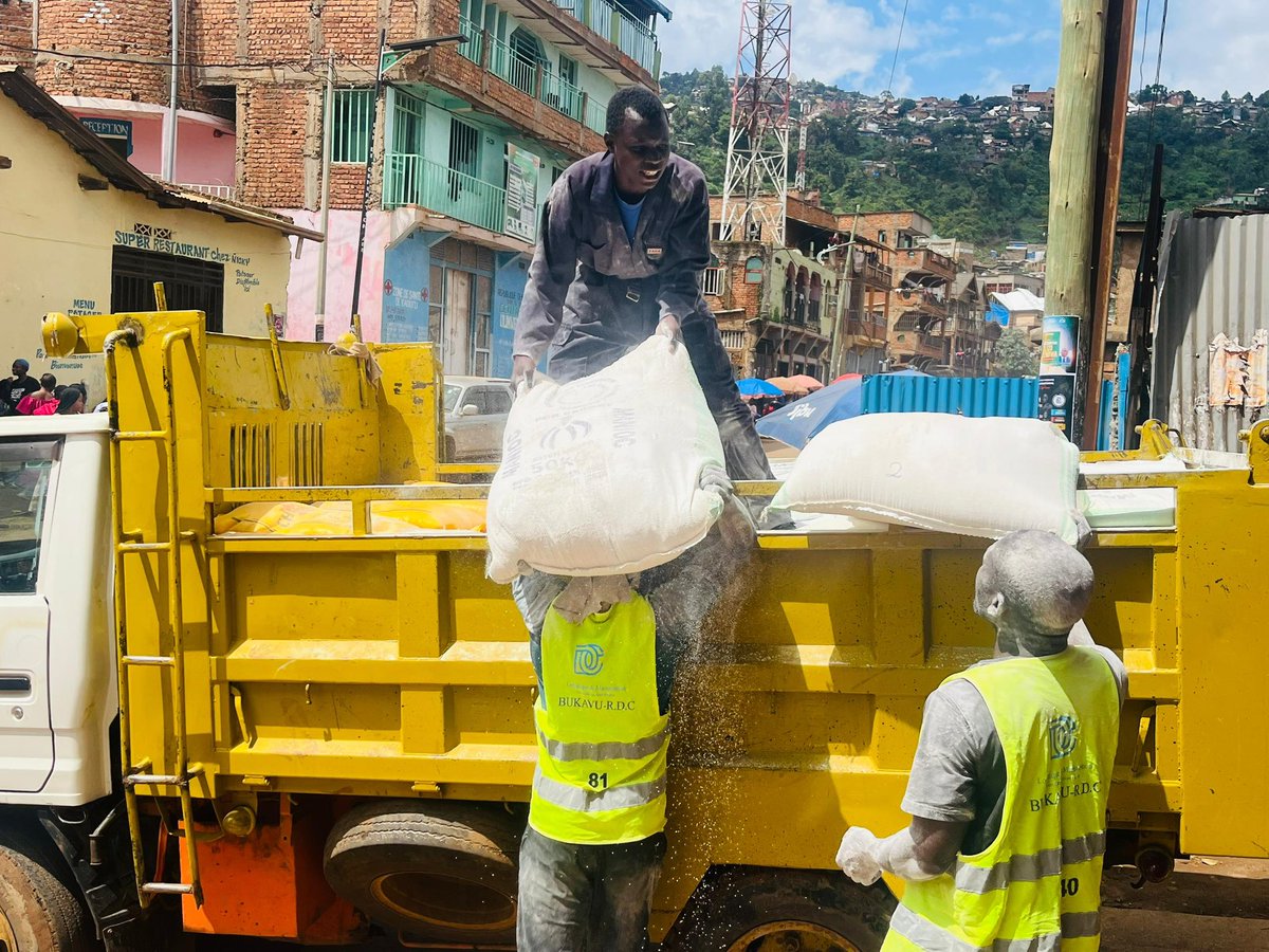 Sud-Kivu / Bukavu: À l’approche des festivités de Noël et de Nouvel An, après une première intervention ce samedi 13 novembre 2025 avec la distribution de plus de 150 pagnes, maman MAPENDO KASAHENE Mireille est à nouveau intervenue ce lundi 15 novembre 2025 avec un important lot