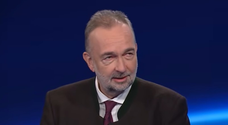 Monarchies2000's tweet image. Le gouvernement autrichien créé une commission d'enquête pour déterminer si les récents bijoux (re)découverts appartiennent aux Habsbourg ou à la République. Un contentieux qui renvoie les 🇦🇹 à leur histoire impériale. #Autriche #monarchie 👑👇
Lien : tinyurl.com/294r2apc