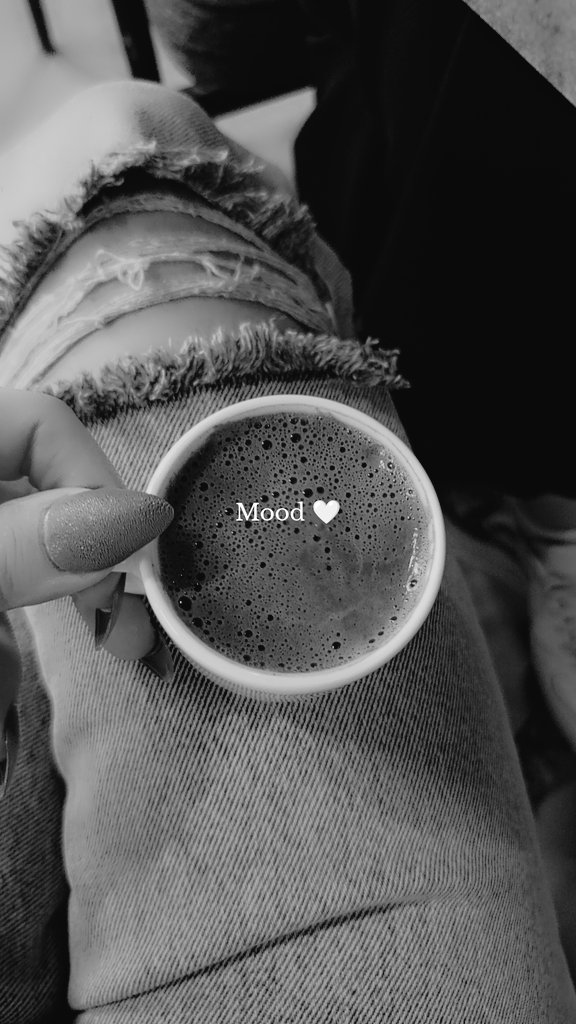 Gece'ye not:
Perdeleri güneş yıpratır, insanları insanlar..🤍☕