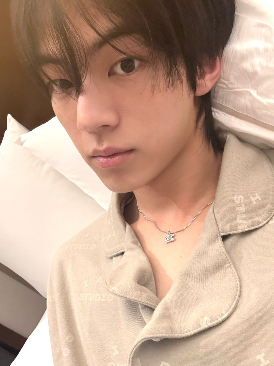 Dohoont's tweet image. Quick selfie before bed. Zzz.