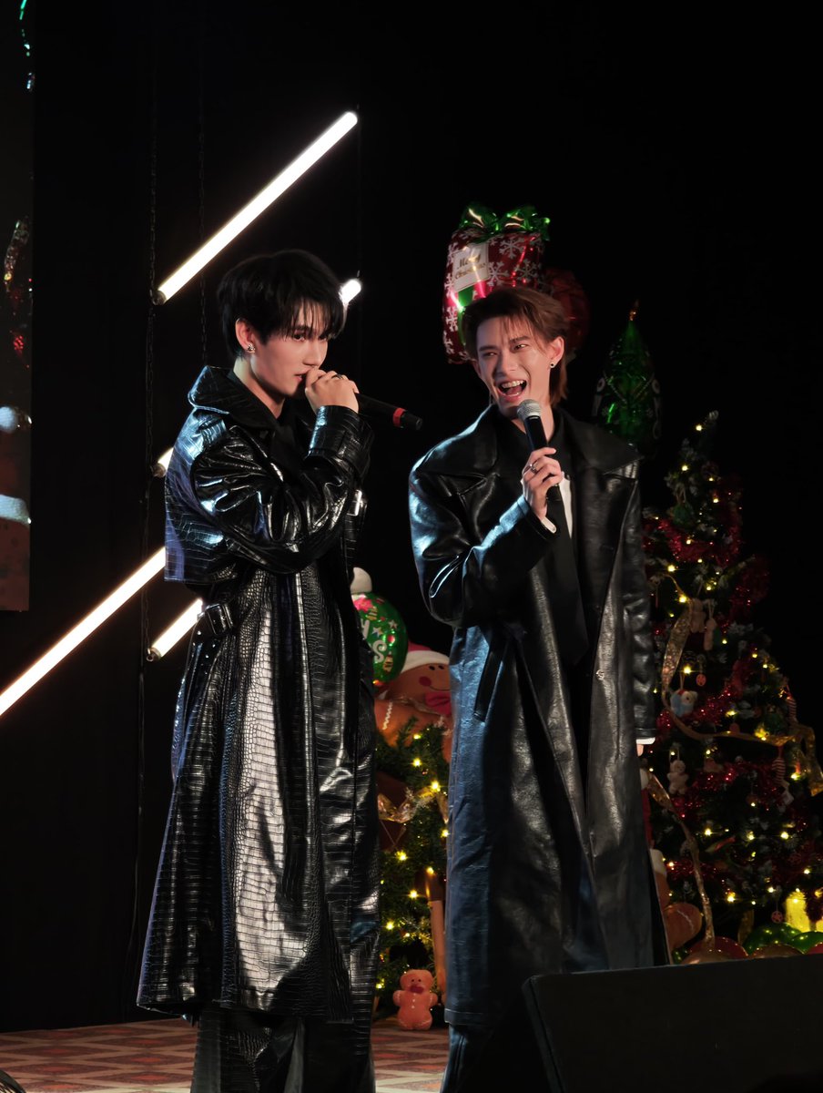 It’s already Christmas in Rome thanks to #PoohPavel amazing energy on stage! They were fire! 🔥 

#PoohPavel1stFMinRome
#JIBDreamFanmeet6
#JusInBello 
#Change