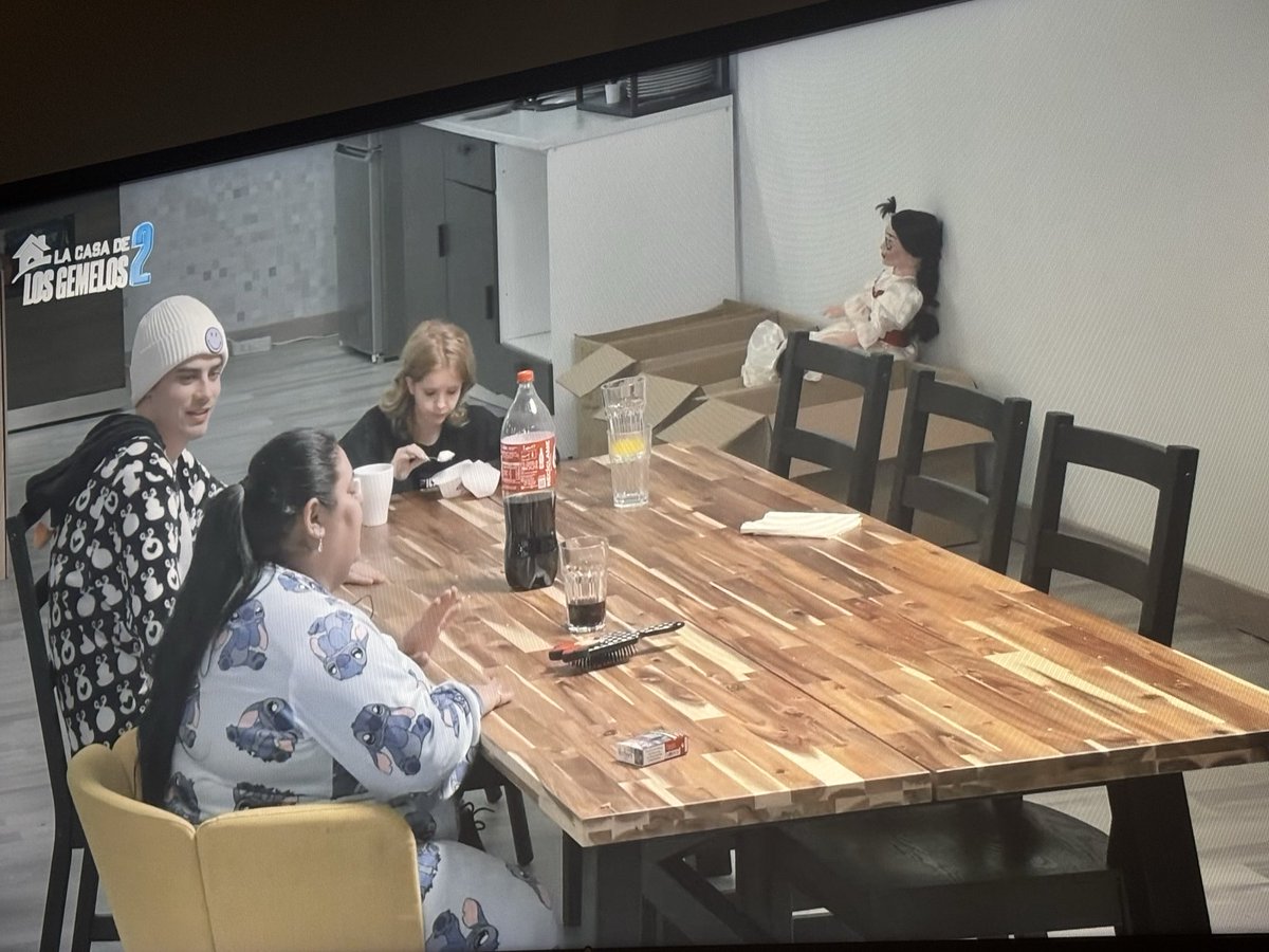 SaraRigal's tweet photo. Uf necesito el clip de este vídeo YA. Sabía es que lo sabía que iba a acabar el peine mirando a la moñeca. Simplemente cine 🚬 #LaCasaDeLosGemelos2D8 #LaCasaDeLosGemelos https://t.co/54BdnXeFjC