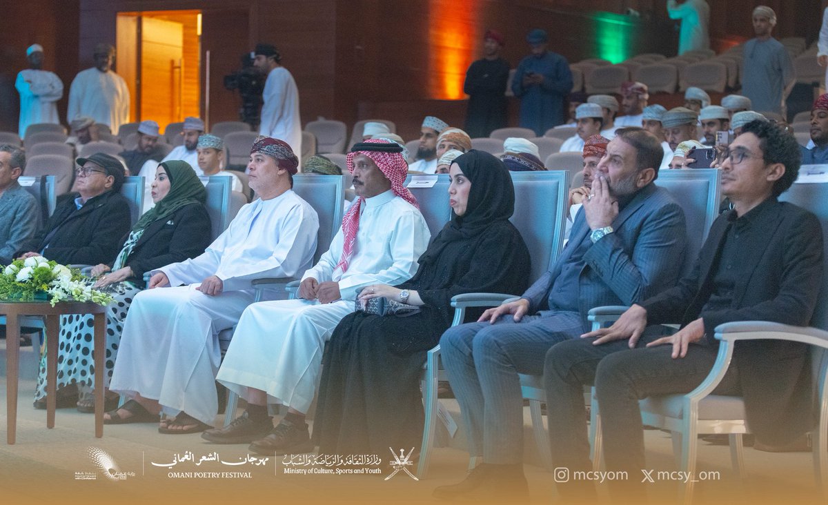 mcsy_om's tweet photo. أمسية شعرية فصيحة جمعت ١٥ شاعرًا عُمانيًا في ليلة واحدة، تنوّعت فيها الأصوات والتجارب، والتقت القصيدة على اختلاف رؤاها في فضاءٍ يحتفي بالشعر وجمالياته.

موعد مع الكلمة، ومع نصوصٍ تعبّر عن ثراء المشهد الشعري العُماني وتنوّعه في ثاني أيام #مهرجان_الشعر_العُماني https://t.co/SKUSADxKii
