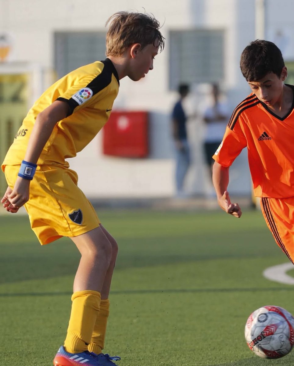 HuijsenArchive's tweet photo. Dean Huijsen in his youth 🔙🤍💙 https://t.co/5meQJI35Tp