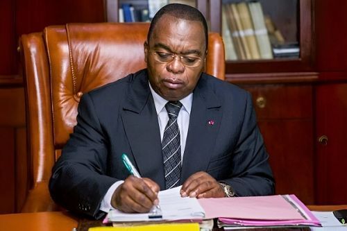 Public finances: a new embezzlement scandal rocks the Ministry of Finance

A new financial scandal is shaking Cameroon’s public administration, this time within the Ministry of Finance (MINFI), headed by Louis Paul Motaze. According to Le Zénith newspaper, in its Issue No. 572 of