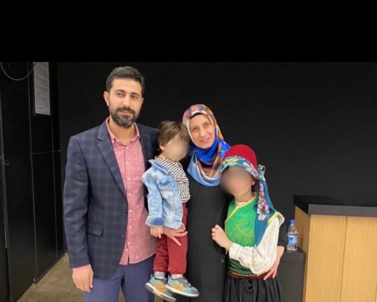 UNmasumlar35813's tweet photo. Sadece kapatılan bir dershanede çalıştığı için 6 yıl 10 ay hapis cezası verilen Emre Turan, 2,5 yıldır cezaevinde.

Sağlık durumu ağır, 4. evre kansere bir adım mesafede. Geri dönüşü olmayan bir kayıp yaşanmadan, artık lütfen gereği yapılsın.

#KHKZulmüBitsin https://t.co/F78Tfvkaea