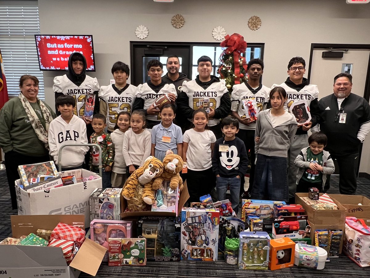 GPHS_Athletics's tweet image. Happy Holidays! It was an honor for the Yellowjackets to spread the season spirit with Jacinto City Elementary! Merry Christmas to our entire Galena Park community! 🐝 🎄@GalenaParkISD @GPHS_GPISD @KaeWalker2