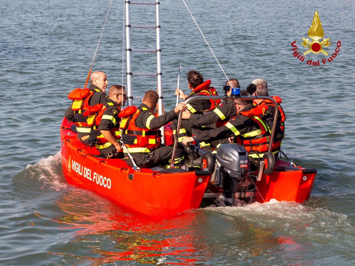 vigilidelfuoco's tweet image. Addestramento sul #Po, a Casale Monferrato.
Uso dei gommoni di salvataggio, recupero di persone in difficoltà, manovre complesse in presenza di corrente: giornate intense per i #vigilidelfuoco di Vercelli e Biella per affinare le tecniche di soccorso fluviale, simulando emergenze…