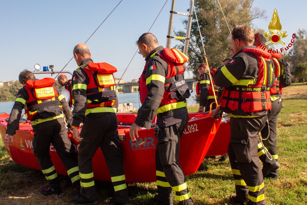 vigilidelfuoco's tweet image. Addestramento sul #Po, a Casale Monferrato.
Uso dei gommoni di salvataggio, recupero di persone in difficoltà, manovre complesse in presenza di corrente: giornate intense per i #vigilidelfuoco di Vercelli e Biella per affinare le tecniche di soccorso fluviale, simulando emergenze…