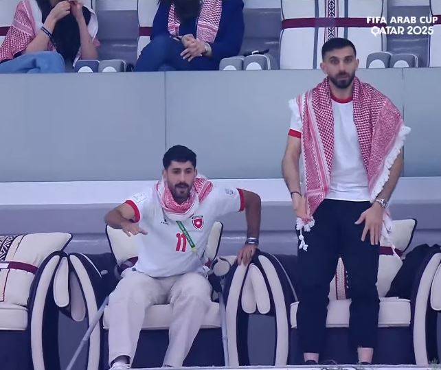 لاعبا المنتخب الوطني لكرة القدم إحسان حداد ويزن النعيمات يتابعان مباراة الأردن والسعودية ضمن نصف نهائي كأس العرب من مدرجات ستاد البيت في الدوحة 