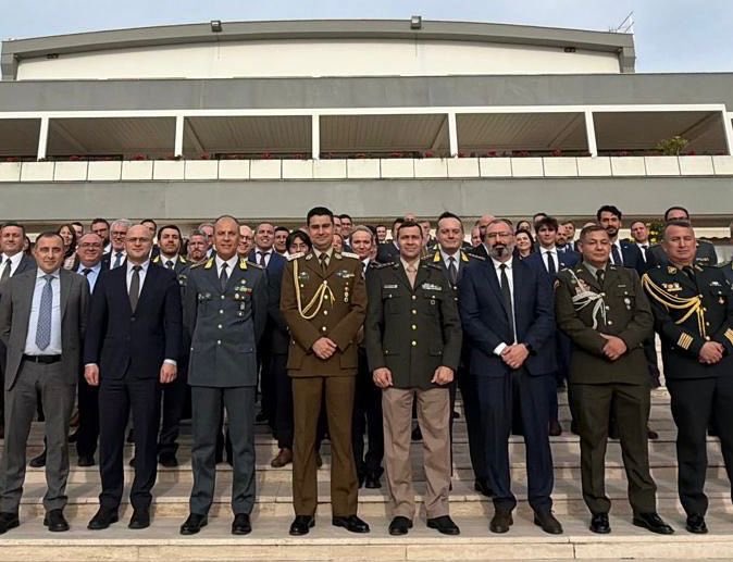 #Italia: Nuestro Agregado Policial, Coronel Fernando García, sostuvo una reunión liderada por el Jefe de Reparto de Relaciones Internacionales de la Guardia di Finanza, General Vito Giordano, con todos los agregados policiales a nivel mundial acreditados en Italia.
#OrdenyPatria