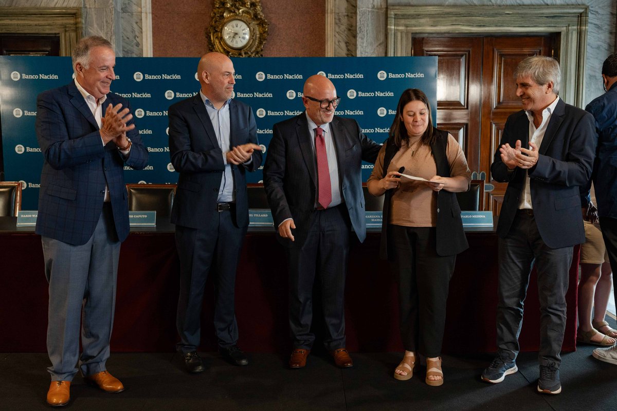 prensabna's tweet image. BANCO NACIÓN ALCANZÓ NUEVO RÉCORD: 20.000 FAMILIAS YA ACCEDIERON A LA CASA PROPIA A TRAVÉS DEL PROGRAMA “+HOGARES CON BNA”.
 
Encabezada por el ministro de Economía, @LuisCaputoAR, se llevó a cabo la firma de la escritura Nº 20.000, lo que refleja el crecimiento sostenido y…