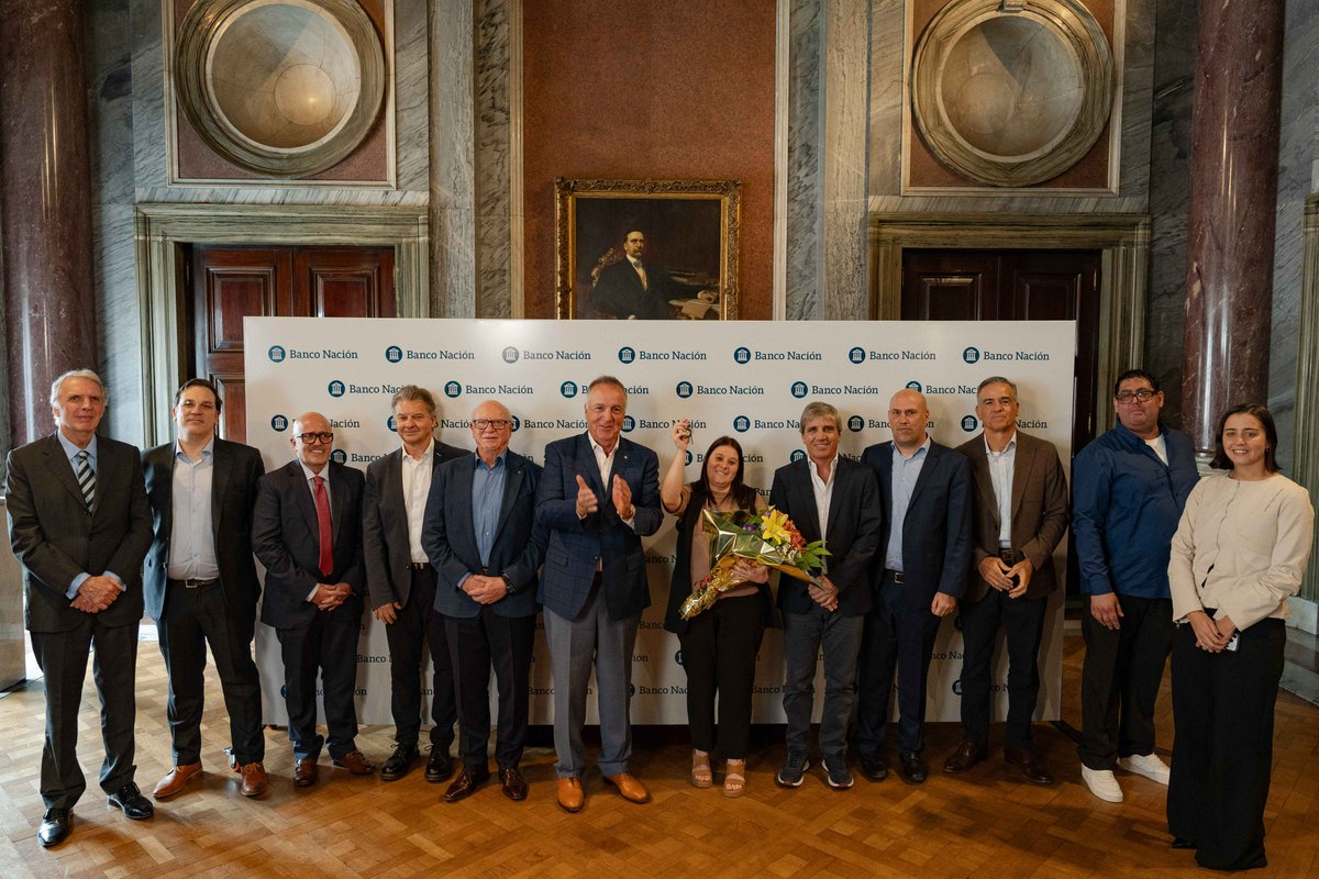 prensabna's tweet image. BANCO NACIÓN ALCANZÓ NUEVO RÉCORD: 20.000 FAMILIAS YA ACCEDIERON A LA CASA PROPIA A TRAVÉS DEL PROGRAMA “+HOGARES CON BNA”.
 
Encabezada por el ministro de Economía, @LuisCaputoAR, se llevó a cabo la firma de la escritura Nº 20.000, lo que refleja el crecimiento sostenido y…