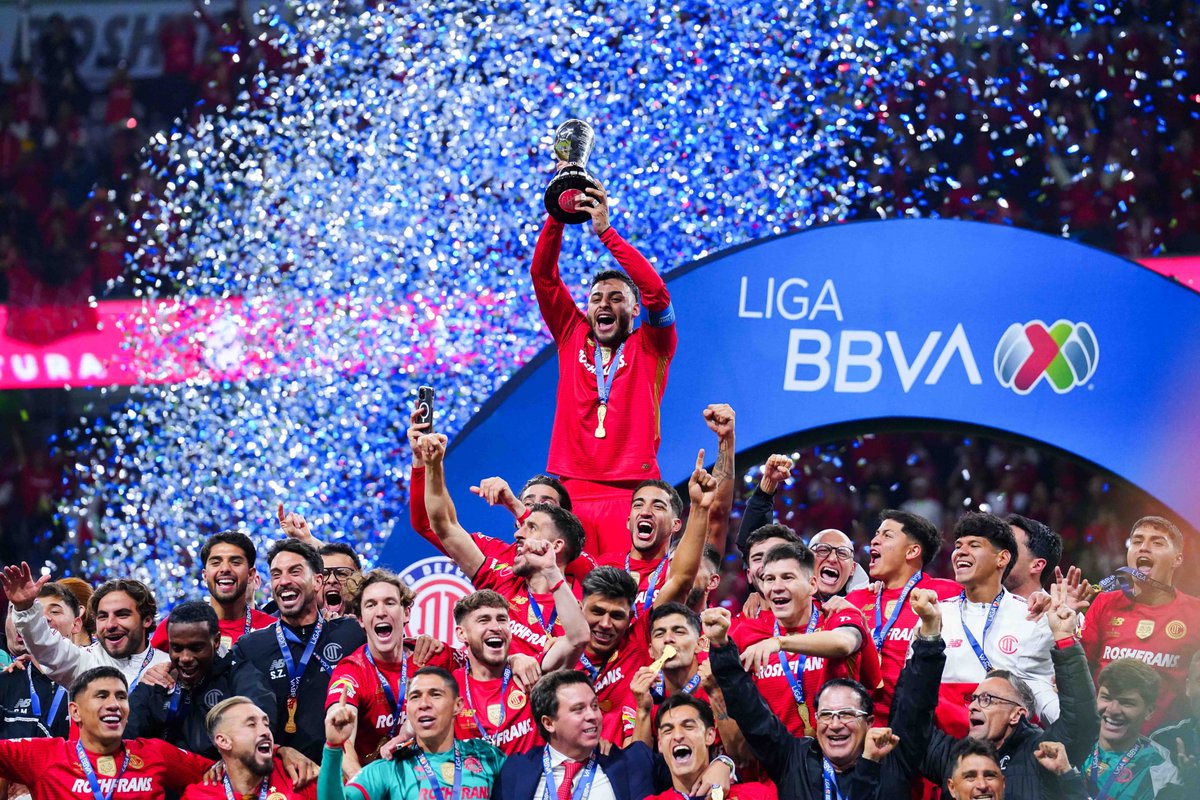 LigaBBVAMX's tweet image. ¡La euforia del campeonato no termina! 🏆

La Gran Final del AP25 nos dejó una imagen histórica, y ahora tienes la oportunidad de tener la celebración en casa.
Corre a bit.ly/3KM2OBo y asegura el recuerdo de este momento icónico del @TolucaFC.

#LaTiendaDeLaAfición…