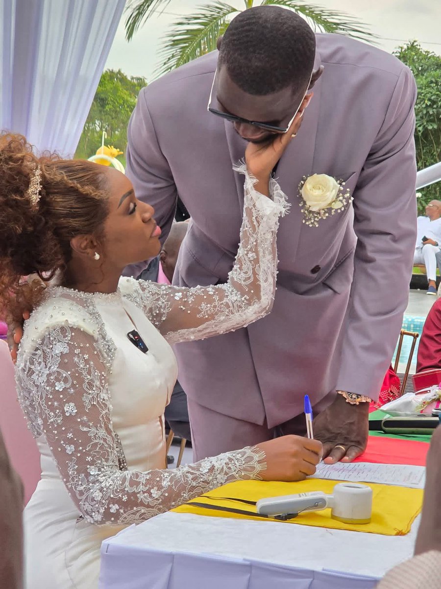 Michael Ngadeu s’est marié aujourd'hui.

💘