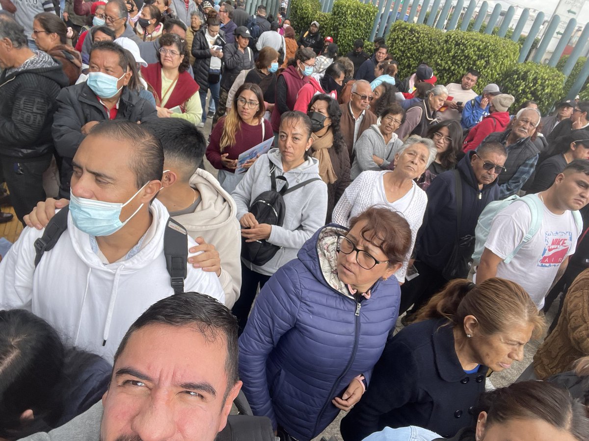 militaring's tweet photo. Autoridades de la consulta externa del hospital de especialidades del IMSS la raza son unos ineptos no pueden organizar filas para el ingreso a solicitar consulta!!! @Tu_IMSS @zoerobledo @IMSS_Bienestar @imssdigital https://t.co/KYnhAyNwsd