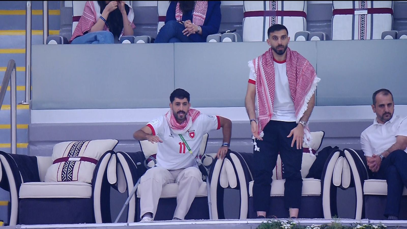 إحسان حداد ويزن النعيمات يتابعان مباراة الأردن والسعودية من مدرجات ستاد البيت في الدوحة #الاردن_السعوديه 