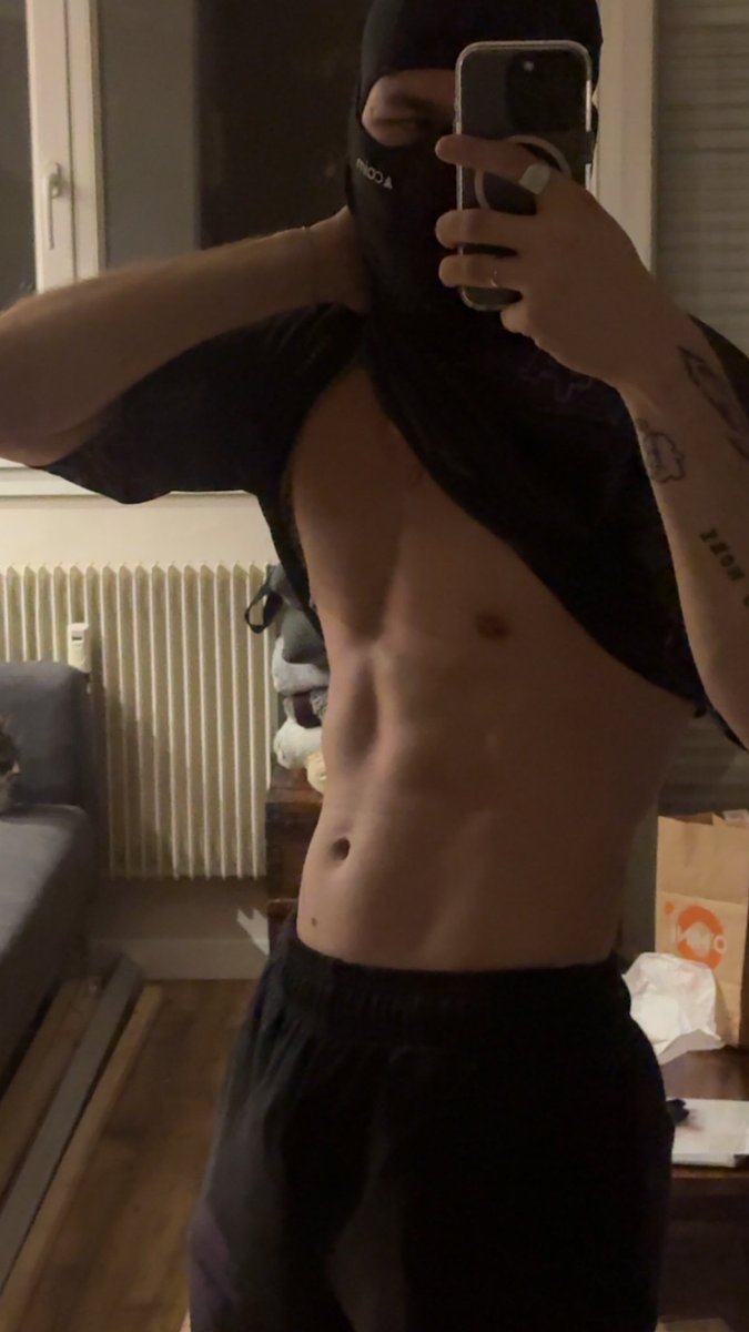 AlgizYggd's tweet photo. RT si tu viens me lécher les abdos et les tétons 🥵

#kiffeur #scallylad #survet #sportwear https://t.co/iSPGvXYlpA