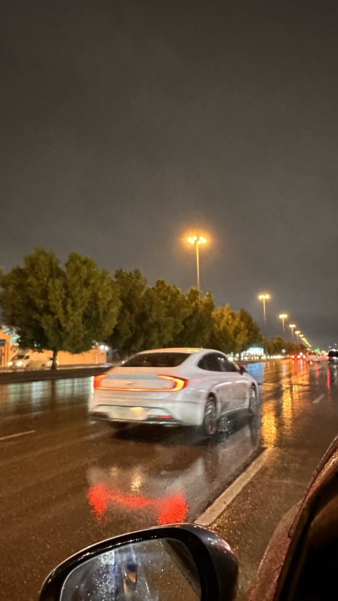 _mod_104's tweet photo. الحمدلله لأن مُجريات أمورنا بيده، تُجريها حكمته، وتحوّطها رحمته، الحمدُ له لأنه ربُّنا، ولم يكلنا إلى ضعفنا ولا ضعف خلقِه، نحمدُه لأننا بينَ يديه ولسنا في رجاءِ غيره ♥️. 
#أمطار_الرياض #الرياض #الرياض2025 https://t.co/3RL5tHK5fI