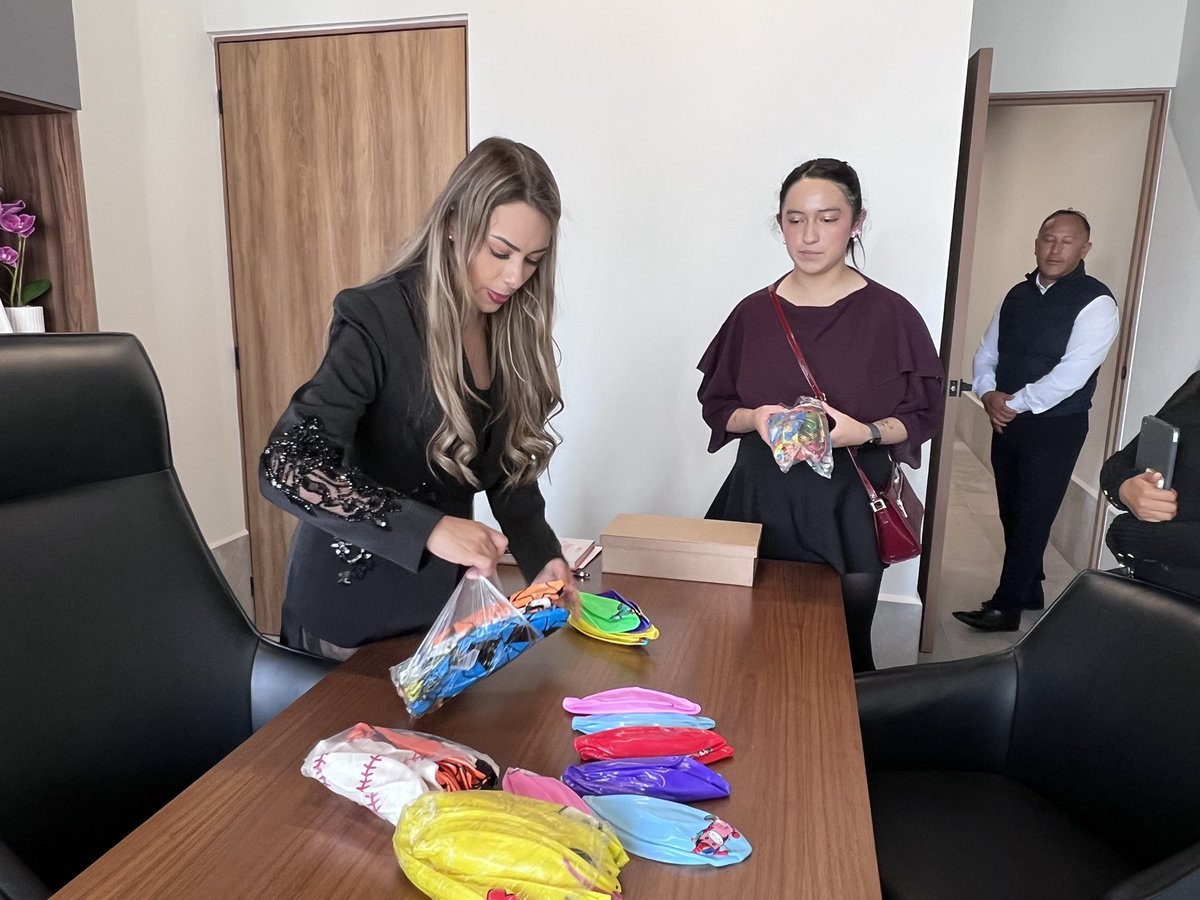 Me da mucho gusto poder contribuir y sumar un granito de arena en estas fiestas decembrinas con la donación de pelotas a Ius Meraki A.C.⚽

Mi reconocimiento y felicitación a todo el gran equipo de Fatima Flores Gutierrez por su compromiso, corazón y labor tan valiosa. 👦🏻👧🏻 🎄 👏